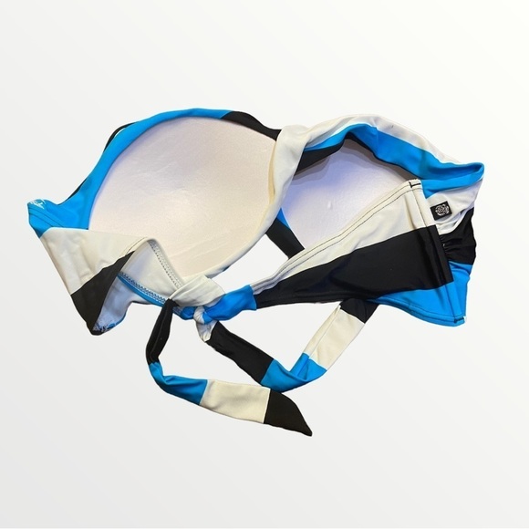 𝅺LA VIE EN ROSE | XL Striped Twist Bikini Top (SC) - Picture 2 of 5